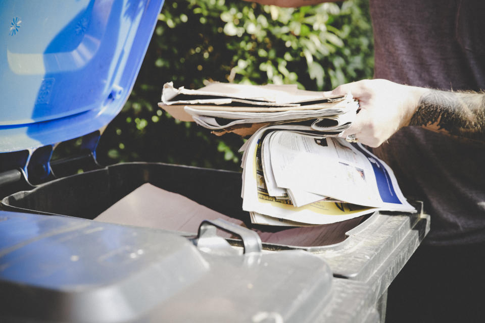 Nicht alles, was wie Papier aussieht, gehört in die Altpapiertonne (Bild: Getty)