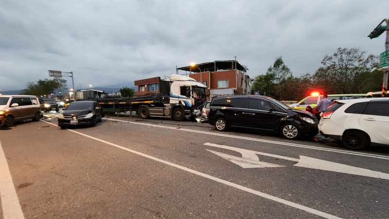 宜蘭冬山連環車禍  16人受傷 宜蘭縣冬山鄉珍珠一路與永美路的交叉路口21日傍晚 發生一起拖板車與多輛自小客車的連環追撞車禍，傷 者共16人，事發原因仍待釐清。 （宜蘭縣消防局提供） 中央社記者沈如峰宜蘭縣傳真  113年2月21日 