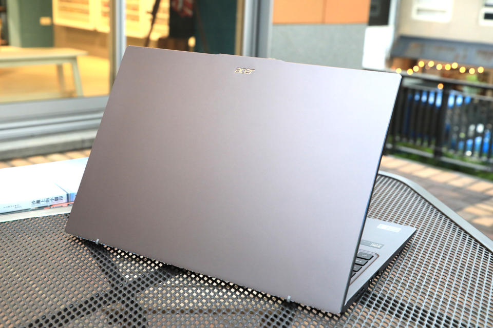 「Acer Swift Go 16」AI筆電搭載Intel Core Ultra處理器，配備Intel Arc顯示晶片及Intel AI Boost整合性NPU，並獲得Intel Evo平台認證，於輕薄的機身中提供高效AI運算性能，更具備「Copilot」AI助手、「AcerSense」應用程式等AI功能，讓你感受全新AI體驗。