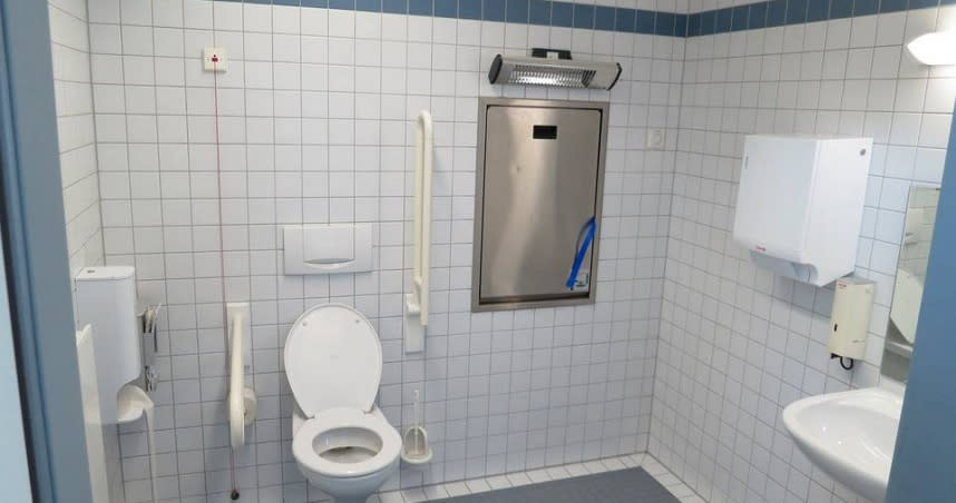 一名網友帶小孩外出，借了民宅廁所卻把人家馬桶坐壞，最後還要去求償。（圖／翻攝自pixabay）