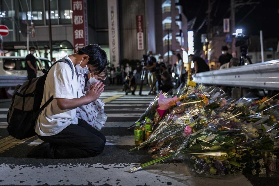 2022年7月8日，日本奈良，人們在獻花祈禱，日本前首相安倍晉三日在奈良舉行的競選活動中被槍殺。