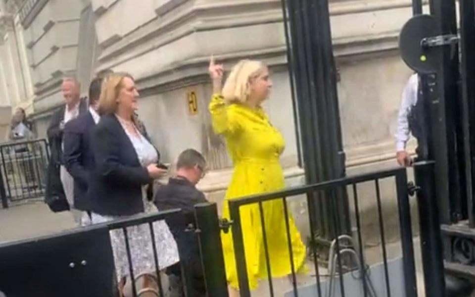 Andrea Jenkyns a été filmée en train de faire le geste de la main alors qu'elle franchissait les portes noires de Downing Street jeudi