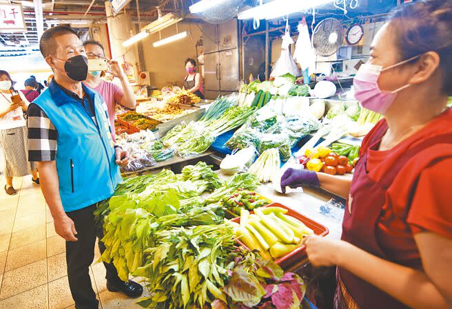 中央市場買氣直直落，台東市長張國洲昨天到菜市場力挺攤商。（莊哲權攝）