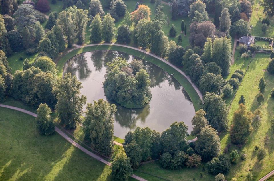 aerial view of the burial site of diana, princess of wales