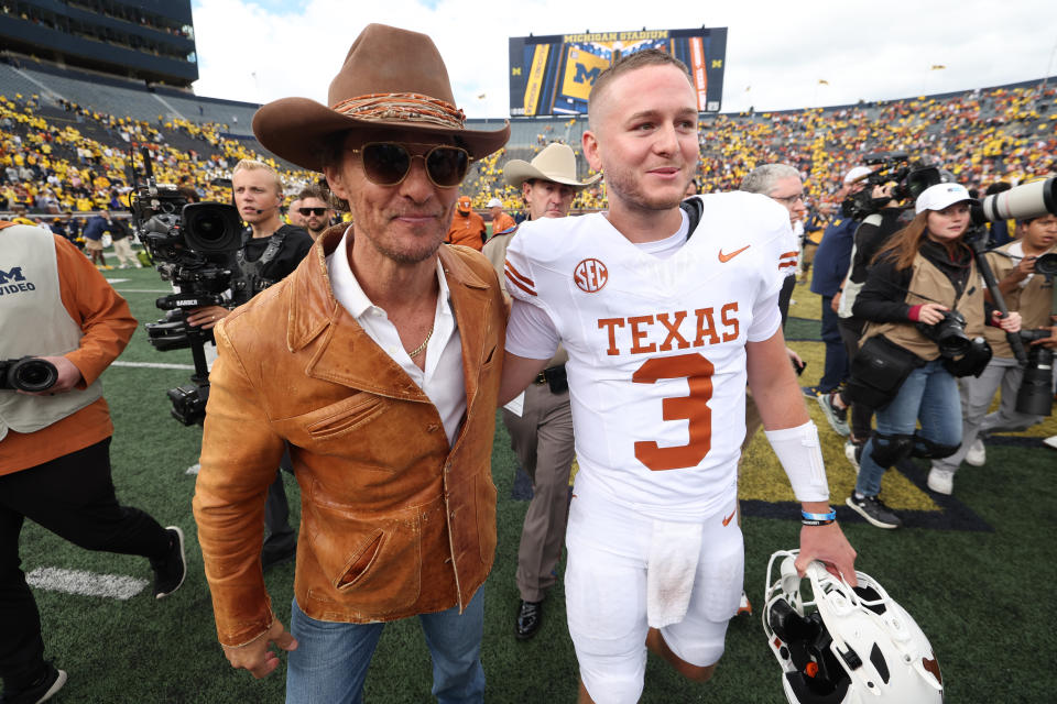 Matthew McConaughey merayakan kemenangan bersama QB Texas Quinn Ewers. (Gregory Shamus/Getty Images)