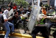 <p>Während einer Versammlung der Opposition in Caracas, Venezuela, geraten Demonstranten mit Sicherheitskräften aneinander. (Bild: Reuters/Carlos Garcia Rawlins) </p>