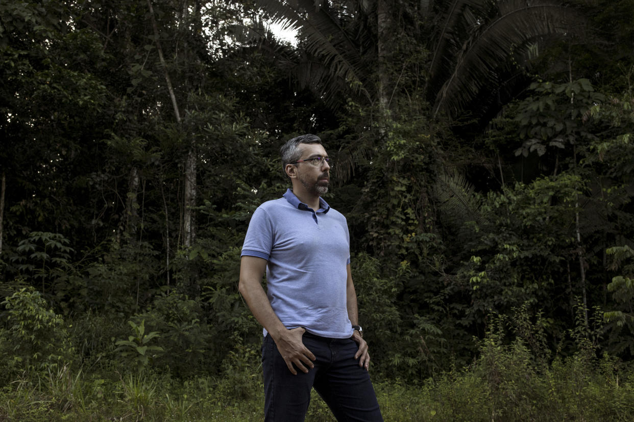 Jair Candor, agente de la agencia indígena de Brasil, con Pakyi en el territorio del pueblo piripkura, en Mato Grosso, Brasil, el 27 de julio de 2023. (Victor Moriyama/The New York Times).