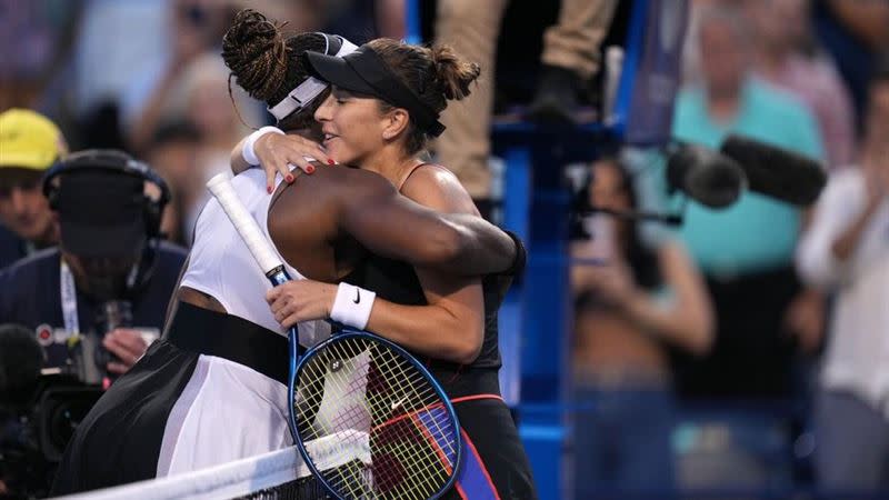 小威廉絲（Serena Williams）賽後與班西琪（Belinda Bencic）相互擁抱。（圖／翻攝自羅傑斯盃推特）