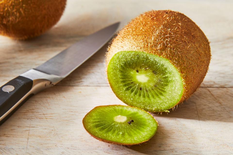 cutting off ends of kiwi
