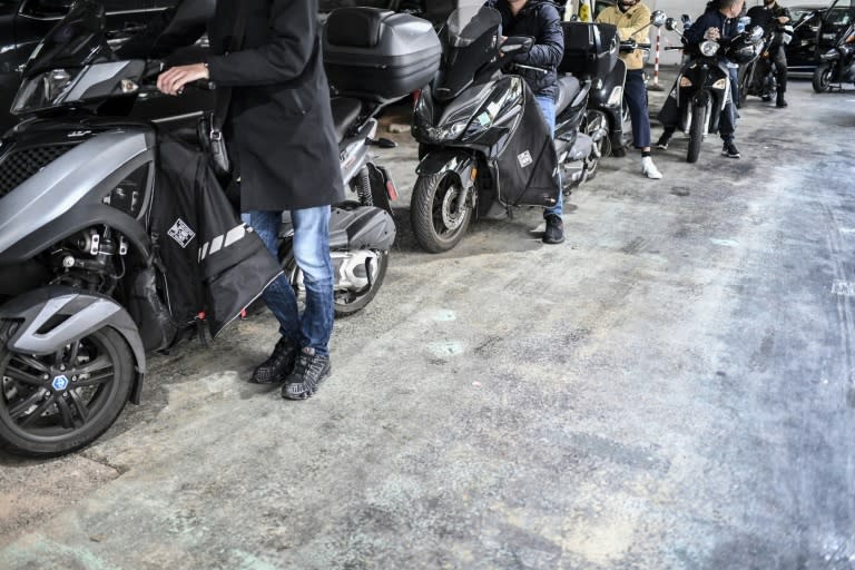 Des deux-roues font la queue dans une station-service à Paris, le 12 octobre 2022 (STEPHANE DE SAKUTIN)