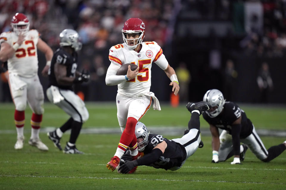 El quarterback de os Chiefs de Kansas City Patrick Mahomes corre con el balón frente a los Raiders de Las Vegas en el encuentro del sábado 7 de enero del 2023. (AP Foto/John Locher)