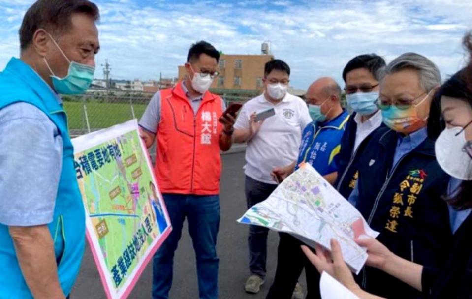 台積電將砸一兆在台中擴大二奈米產能布局，台中市議員楊正中（左一）向副市長令狐榮達（右二）等人建議中清乙工的優勢。（記者陳金龍翻攝）