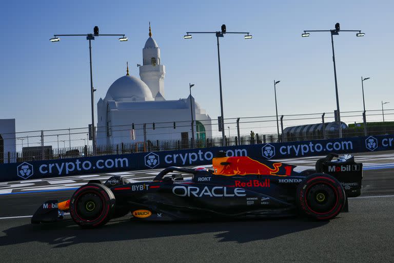 Una práctica de Max Verstappen en el circuito donde se corre el Grand Prix de Jeddah, en Arabia Saudita