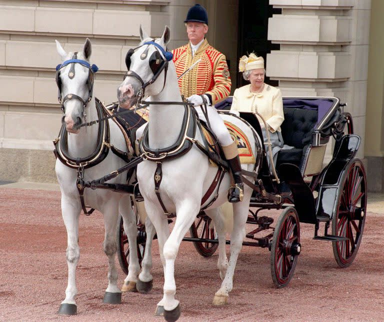 La reina Isabel II sale del Palacio de Buckingham en un carruaje abierto el s&#xe1;bado 14 de junio de 1997 camino al Desfile de la Guardia a Caballo por Trooping the Color. La ceremonia anual se lleva a cabo para celebrar el cumplea&#xf1;os oficial de la Reina