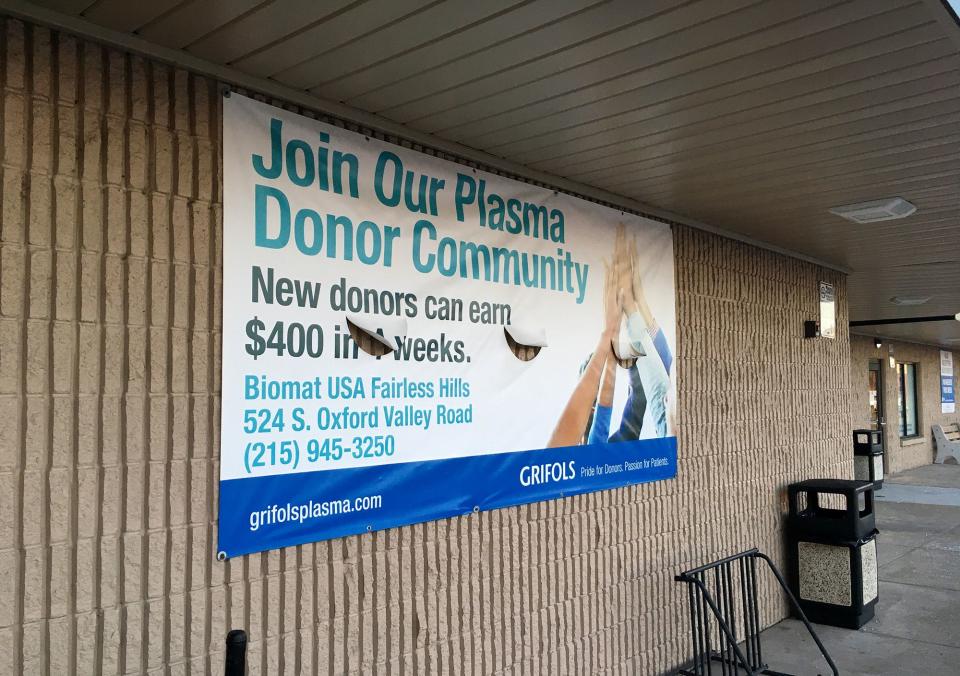 Un cartel en el que Grifols publicita la donación de plasma. 
