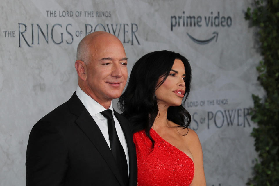 Jeff Bezos y su pareja Lauren Sanchez llegan al estreno mundial de El Señor de los Anillos: Los Anillos del Poder en Londres, Gran Bretaña, el 30 de agosto de 2022. REUTERS/May James