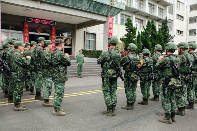 《華爾街日報》指出，台灣多年來安居樂業，國軍日漸鬆懈。受訪的台灣青年也認為兵役期間許多訓練毫無意義。（示意圖）   圖：翻攝臉書