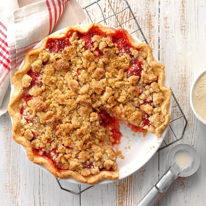 Strawberry Crumble Pie Exps Cwas18 226162 D04 05  12b 10