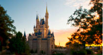 <p>Las atracciones más conocidas de los parques de Disney World en Orlando podrían sufrir daños irreparables por el paso del huracán Irma. Disney World genera 30 millones de dólares en ganancias por día para su compañía matriz, por lo que cerrar por medio día significa millones de dólares en pérdidas. (Fotos: DisneyWorld) </p>