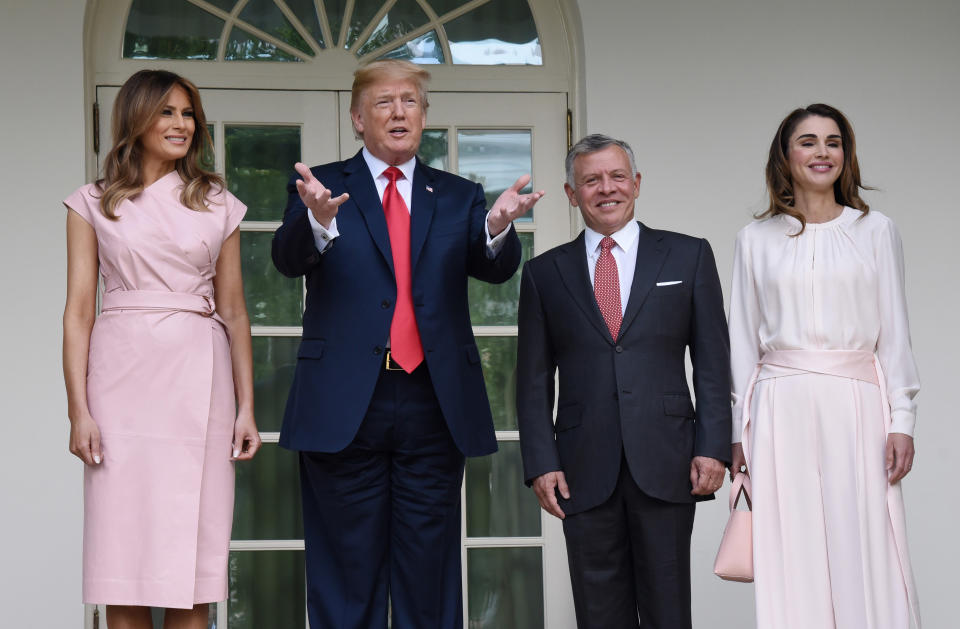 <p>Cinq jours seulement après la reine Letizia d’Espagne, c’est au tour de la reine Rania de Jordanie d’aller discuter avec Melania Trump. L’épouse du roi Abdallah II accompagnait ce dernier, ce lundi 25 juin 2018, à la Maison Blanche à Washington. Le couple royal jordanien y a été accueilli par Donald Trump et la First Lady américaine pour un entretien dans le Bureau ovale, un peu plus d’un an après leur première visite.<br>Crédit photo : Getty Images </p>