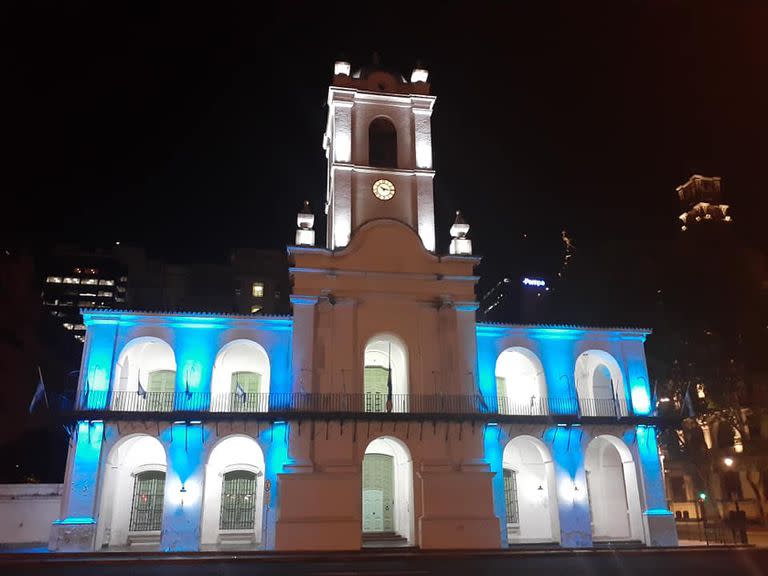 El Cabildo iluminado con los colores patrios, una forma de celebrar el 25 de Mayo