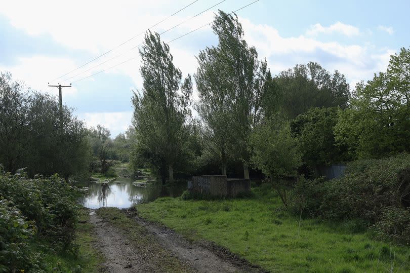 Flooding at Stanstead Bury Farm, next to Rye Meads Sewage Treatment Works (to right picture)