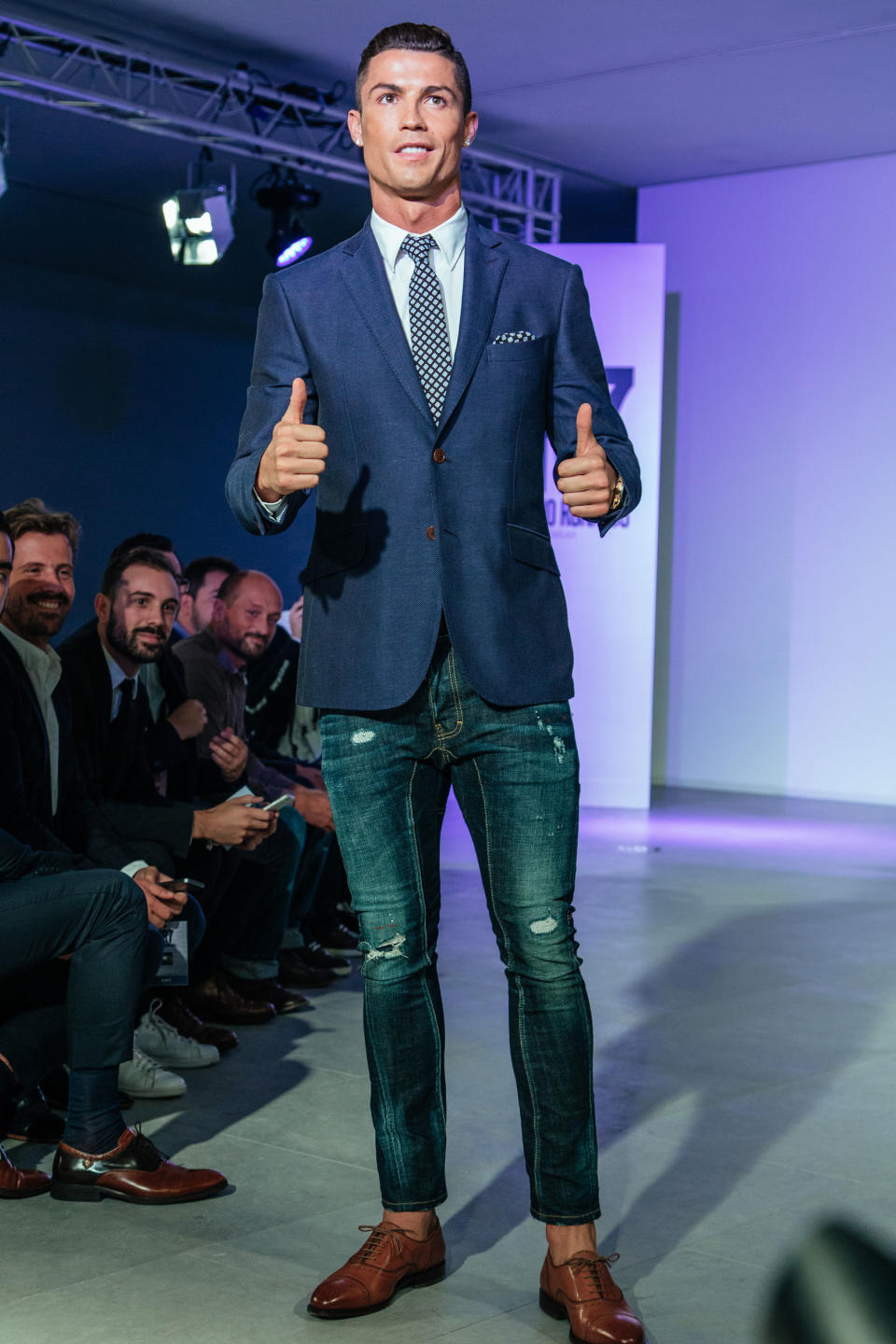 <p>Fußball-Superstar Cristiano Ronaldo nahm zum Launch der CR7-Schuhkollektion einfach in der Front Row seiner eigenen Runway-Präsentation Platz. Der Real-Madrid-Stürmer und portugiesische Nationalspieler schaut sich eben am liebsten seine eigenen Kreationen an. (Bild: Getty Images) </p>