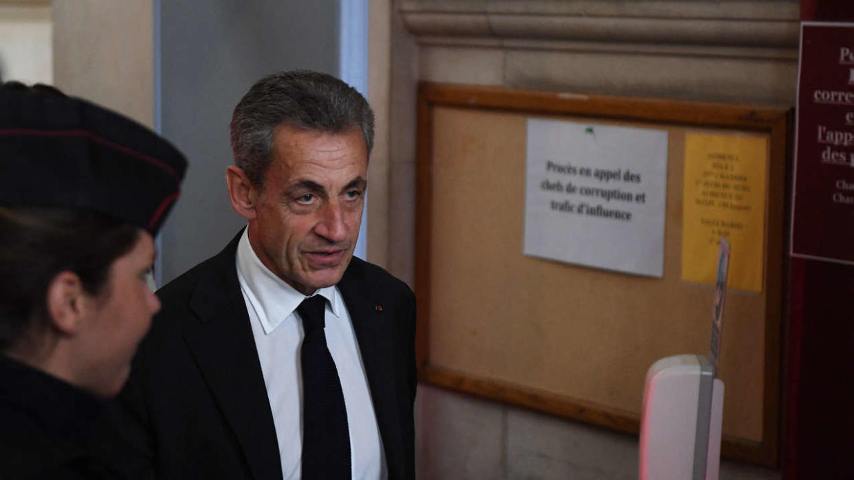 Former French President Nicolas Sarkozy (C) arrives to attend the appeal hearing of a corruption trial at Paris courthouse on December 5, 2022. - A French court on March 1, 2021 convicted former President Nicolas Sarkozy on charges of corruption and influence peddling, handing him a three-year prison sentence of which two years are suspended. Prosecutors called for him to be jailed for four years and serve a minimum of two, and asked for the same punishment for his co-defendants -- lawyer Thierry Herzog and the judge Gilbert Azibert. (Photo by Alain JOCARD / AFP)