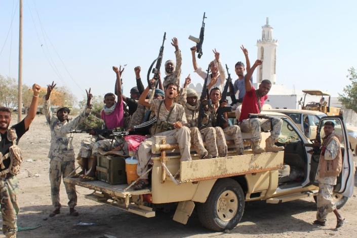 Forces loyal to the Saudi-backed Yemeni president flash their arms at a road on the entrance to Abyan province as they take part in an operation to drive Al-Qaeda fighters out of the southern provincial capital, on April 23, 2016 (AFP Photo/Saleh al-Obeidi)