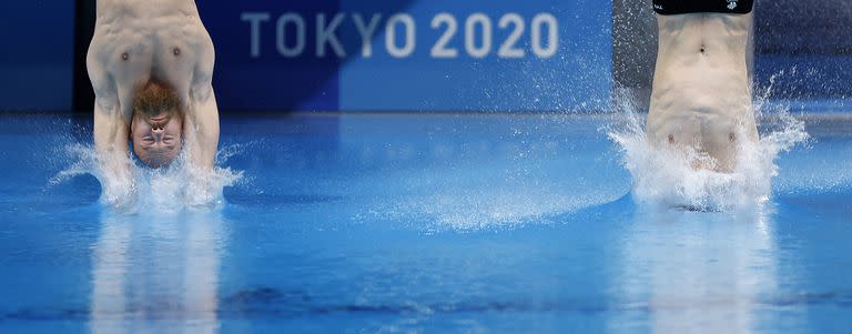 Evgenii Kuznetsov y Nikita Shleikher de Rusia compiten en el evento final de salto de trampolín sincronizado de 3 m masculino