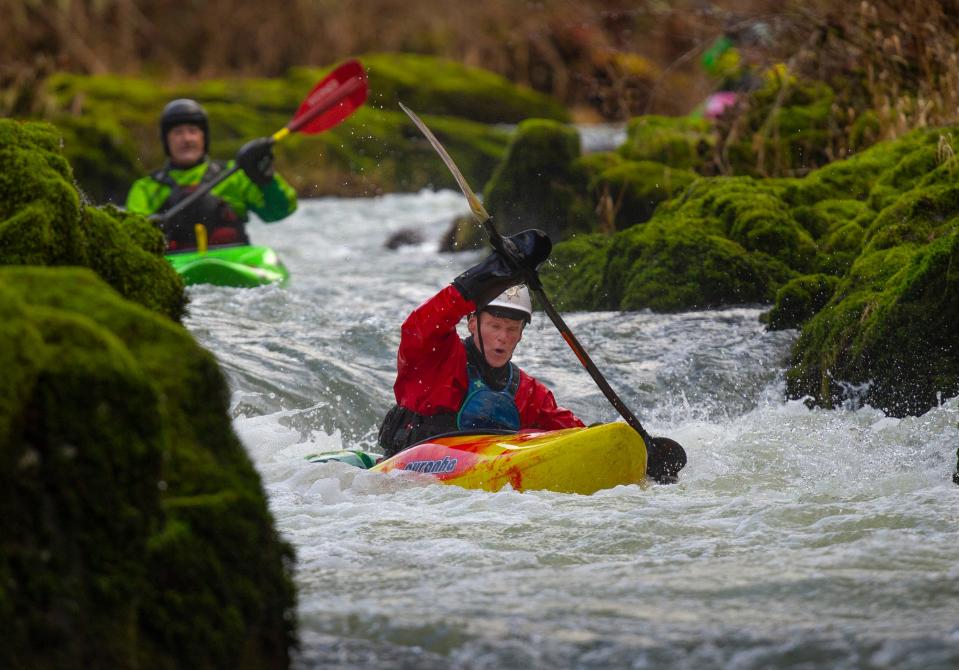 Steve Connelly (der.) navega en kayak por el río Row cerca de Cottage Grove durante una excursión con amigos en enero.