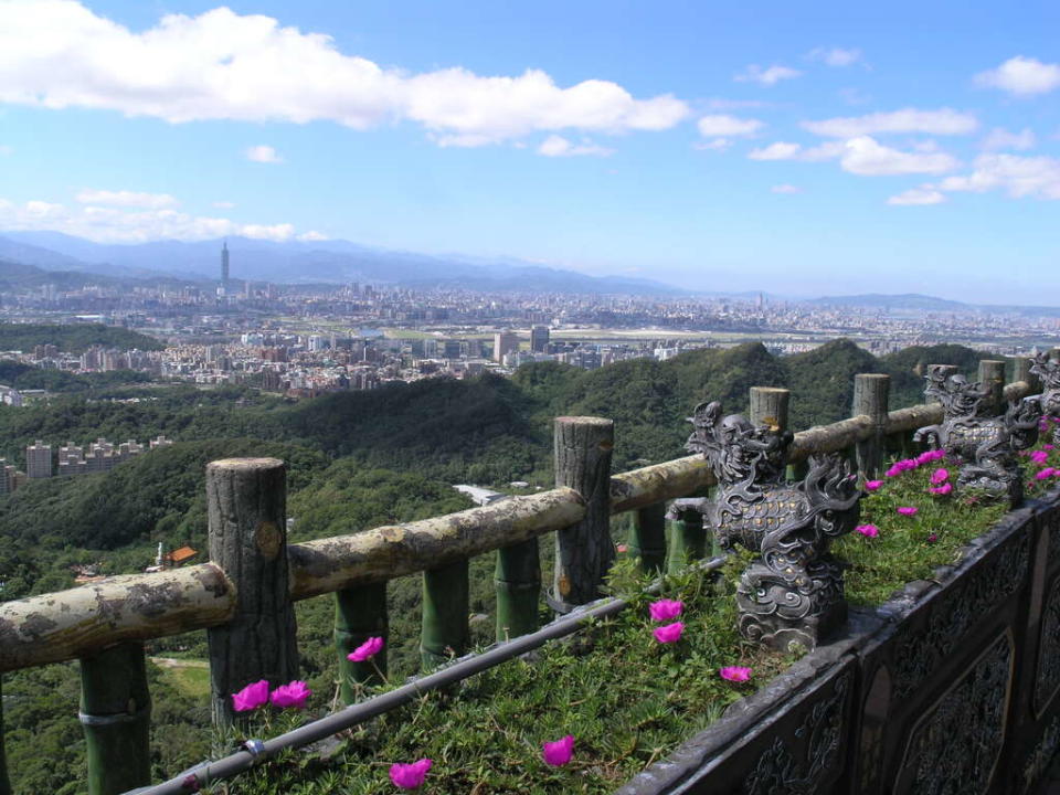 來到碧山巖除了祈求平安，居高臨下的地勢能夠將台北盆地、淡水河的優美景緻盡收眼底。圖/台北旅遊網       