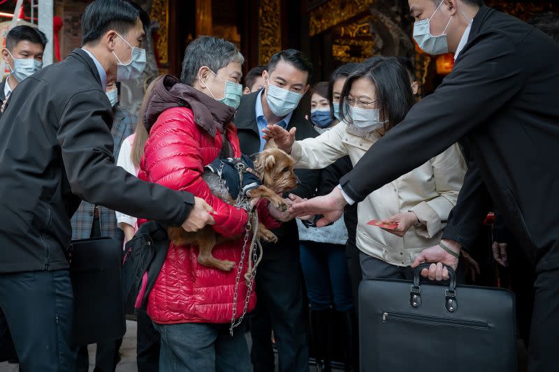 ▲蔡英文前往台北市覺修宮與大龍峒保安宮祈福參香，並發送福袋給現場民眾。（圖／總統府提供）