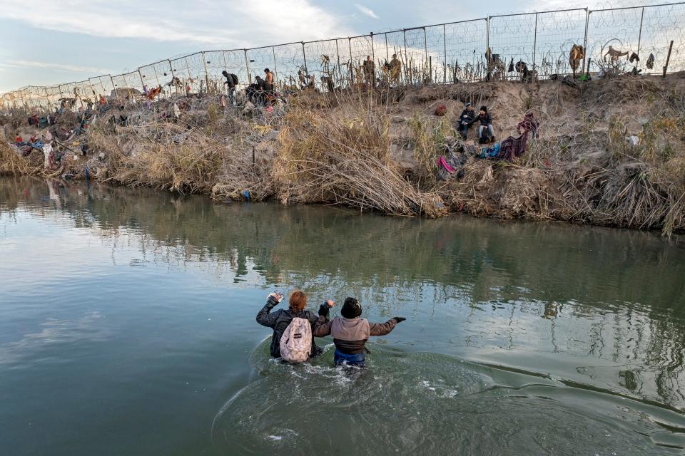 Eagle Pass, Texas, 7 de enero: En una vista aérea se observa a inmigrantes cruzando el Río Grande de México a los Estados Unidos el 7 de enero de 2024 en Eagle Pass, Texas. Según un nuevo informe publicado por el Departamento de Seguridad Nacional de EE. UU., unos 2.3 millones de migrantes, en su mayoría procedentes de familias que buscan asilo, han sido liberados en EE. UU. bajo la administración Biden desde 2021. (Foto de John Moore/Getty Images)