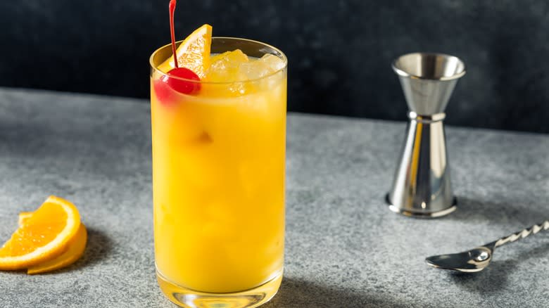 Screwdriver with cherry