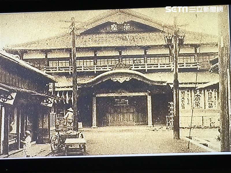 日治時期的西門町戲院，民眾著正裝前往看電影（圖／記者花芸曦攝影自台北探索館）