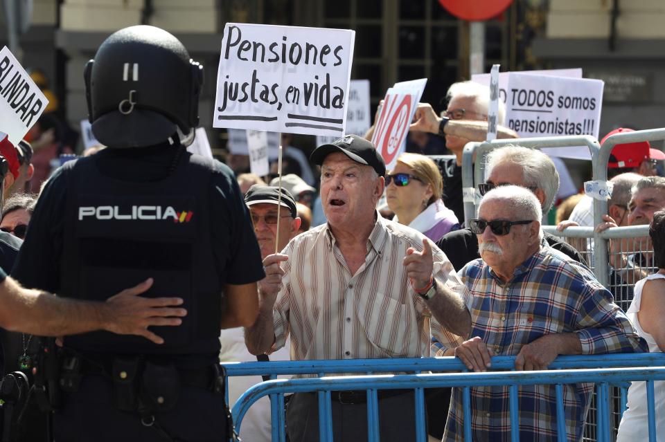 Grupos de pensionistas que se concentraron en el Congreso de los Diputados el pasado mes de septiembre pidiendo mejoras en sus prestaciones. EFE/Ballesteros