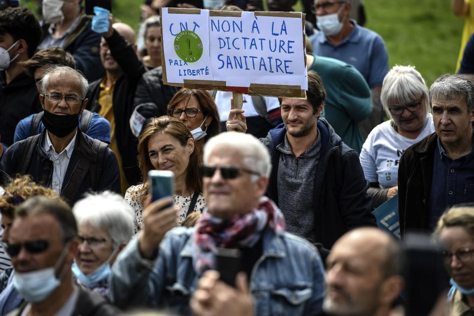 Des manifestants anti-masques autour de la place de la Nation, à Paris, le 29 août. - CHRISTOPHE ARCHAMBAULT / AFP