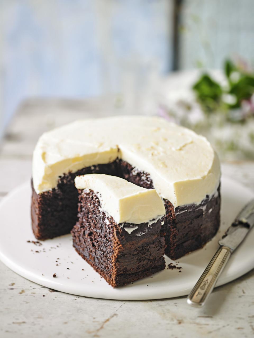 <p>Il n’est pas uniquement question de tartes, de brownies et de ragoûts. Pour un dessert gourmand, essayez <a rel="nofollow noopener" href="http://www.waitrose.com/content/waitrose/en/home/recipes/recipe_directory/c/chocolate-guinnesscake.html" target="_blank" data-ylk="slk:cette;elm:context_link;itc:0;sec:content-canvas" class="link ">cette</a> recette du gâteau au chocolat et à la Guinness. Il conviendra même aux végétariens. [Photo : <a rel="nofollow noopener" href="http://www.waitrose.com/baking" target="_blank" data-ylk="slk:www.waitrose.com/baking;elm:context_link;itc:0;sec:content-canvas" class="link ">www.waitrose.com/baking</a>] </p>