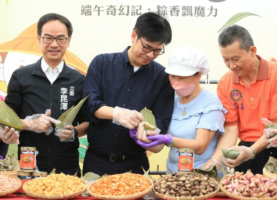 陳其邁(左二)出席三鳳中街包粽活動。   圖：高雄市政府/提供