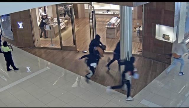 Thieves steal around $140,000 in merchandise from Kenwood Towne Centre store