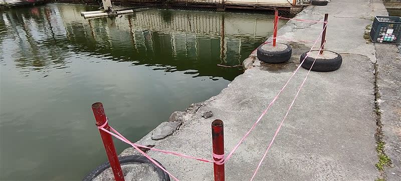 業者為防類似情況再發生，目前已將池邊拉繩圍住，以防再有釣客不慎落水。（圖／翻攝畫面）