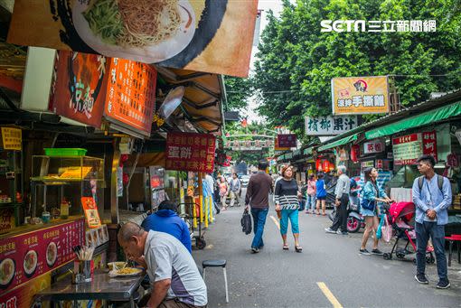 南機場夜市攤販林立，很多店家白天就開始做生意。（圖／記者陳弋攝影）