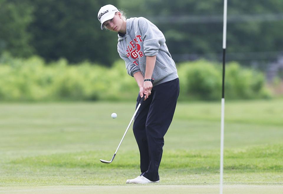 Ava Lohrbach de Gilbert salta al hoyo 14 en el torneo de golf estatal Clase 3A el viernes en Cedar Falls.