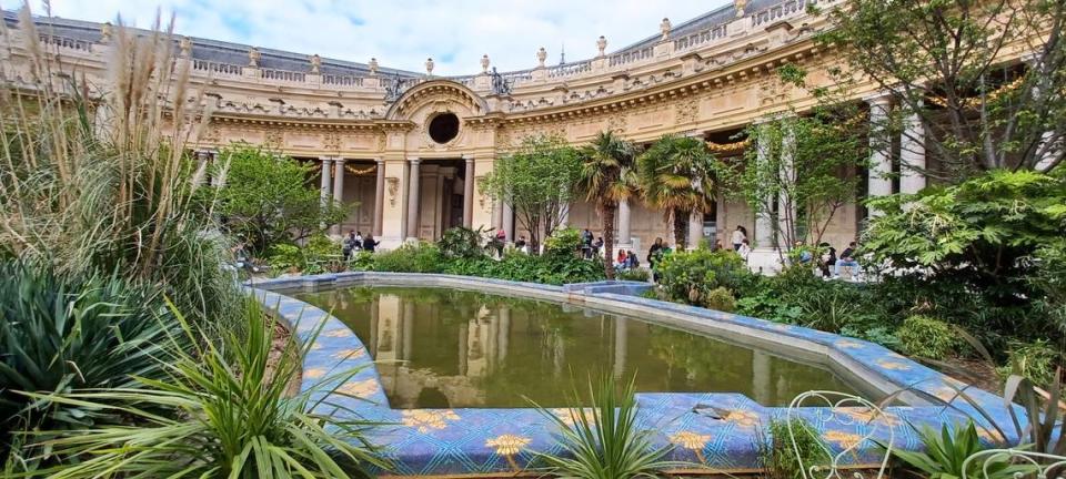 Interior del Petit Palais, de entrada gratuita. Un remanso de paz.