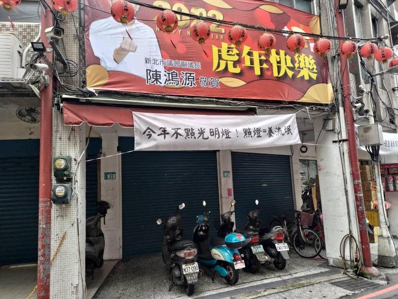 店仔街福德宮的周邊皆被人掛滿白布條。（讀者提供）