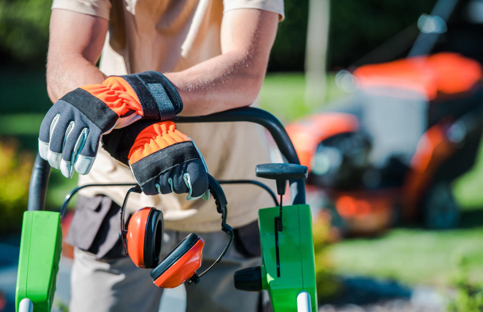 Für die Arbeit im Garten kann man sich echte Profi-Tools zulegen (Symbolbild: Getty Images)