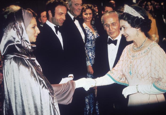 La reine Elizabeth serre la main de Barbra Streisand