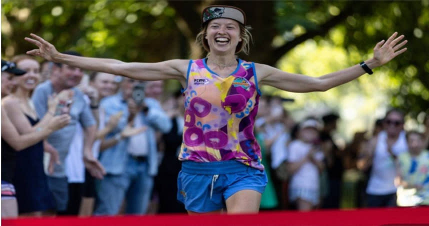 澳洲女子莫瑞巴列特連續跑了150天馬拉松，跑了6330公里穿越澳洲大陸。（圖／twitter＠BFM News）
