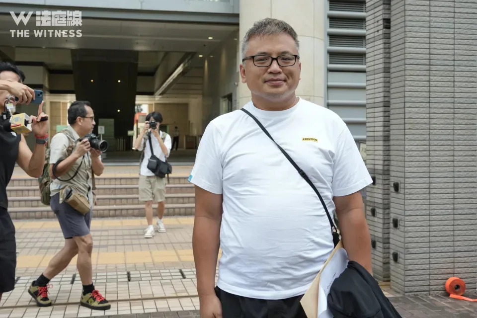 法庭宣佈裁決前，陳朗昇在庭外停下讓記者拍照。    （法庭線圖片）